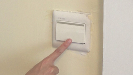 家里開關(guān)臟了怎么辦？媽媽教我這一招，輕輕一抹就干凈，告別安全隱患！